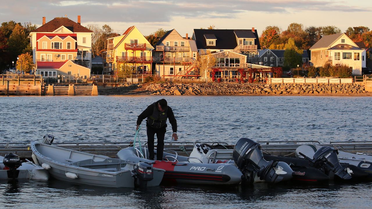 Un homme dans Saint Andrews se prépare à prendre le bateau dans la baie de Passamaquoddy.