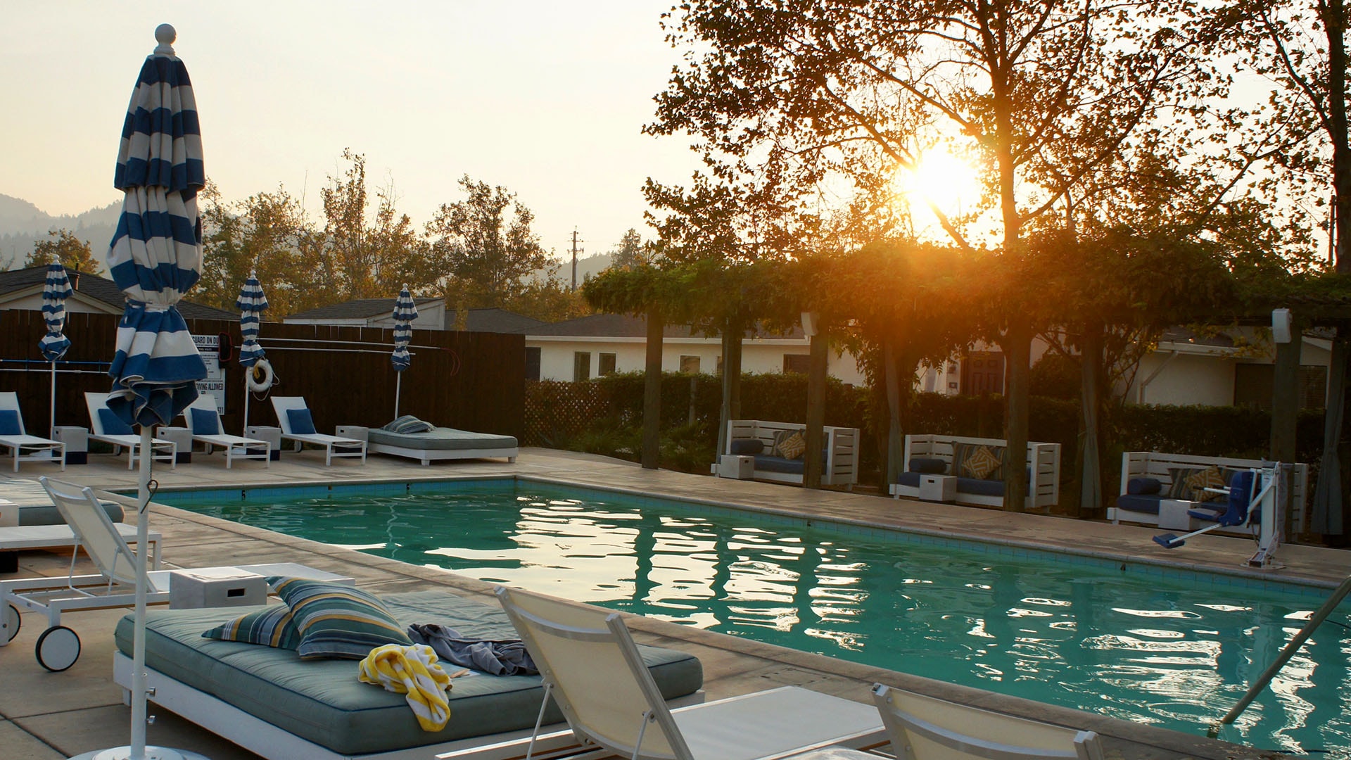 Le Calistoga Motor Lodge dispose de trois piscines d’eau de source minérale et d’une grande terrasse pour se détendre.