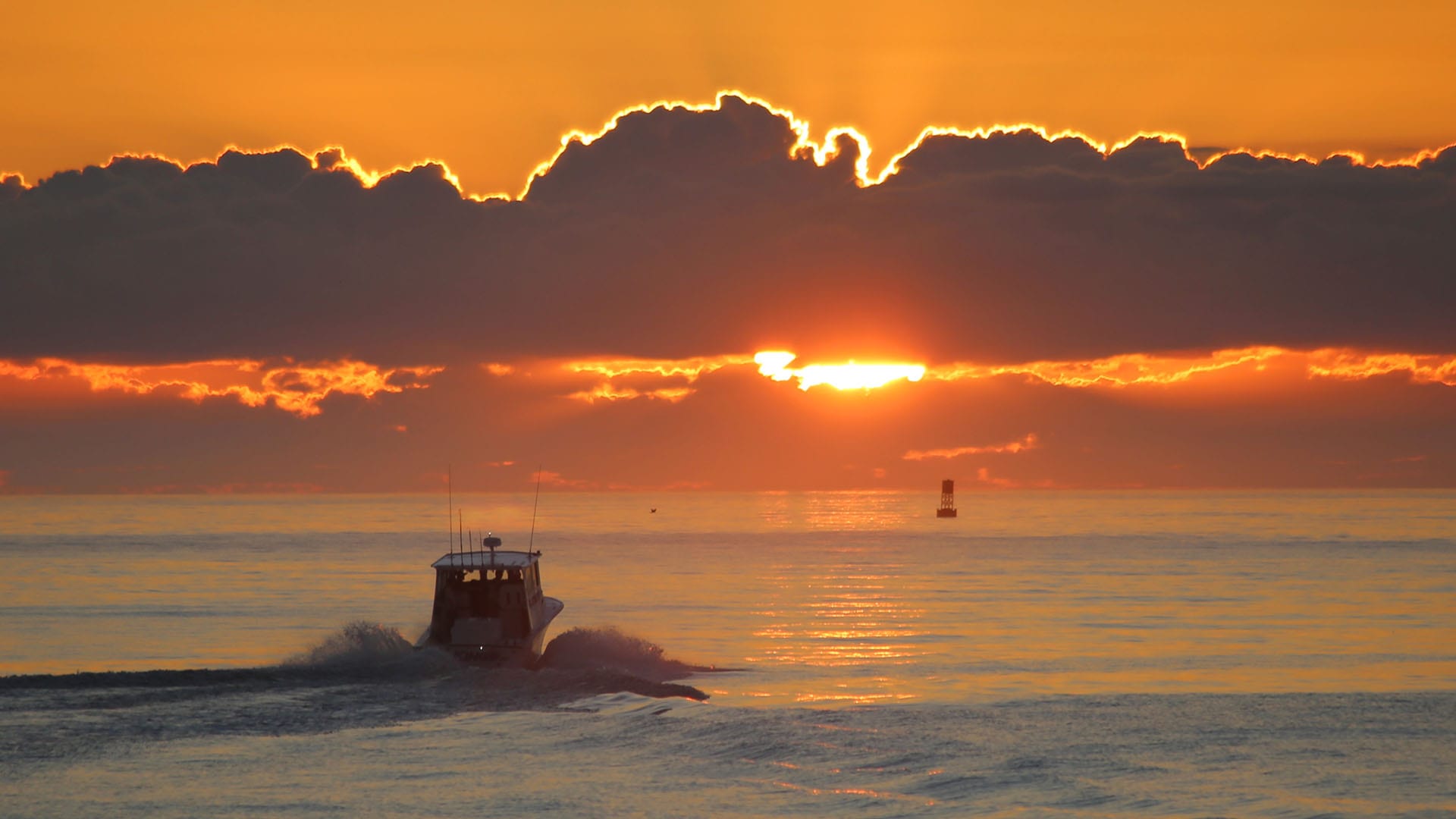 Un bateau se dirige vers l’océan Atlantique pendant que le soleil se lève à Port Canaveral.