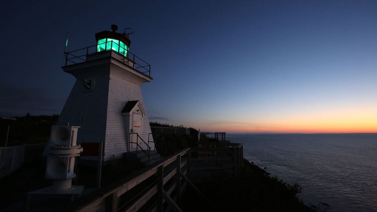 Le phare du cap Enragé au lever du soleil.