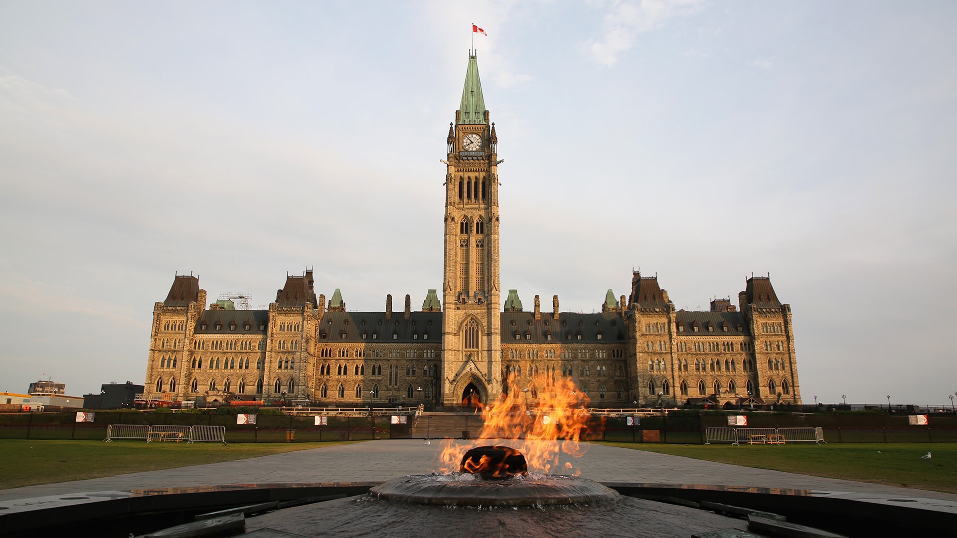 La Flamme du centenaire, qui commémore le 100<sup>e</sup> anniversaire du Canada en tant que Confédération, brûle devant l’édifice du Centre à Ottawa.