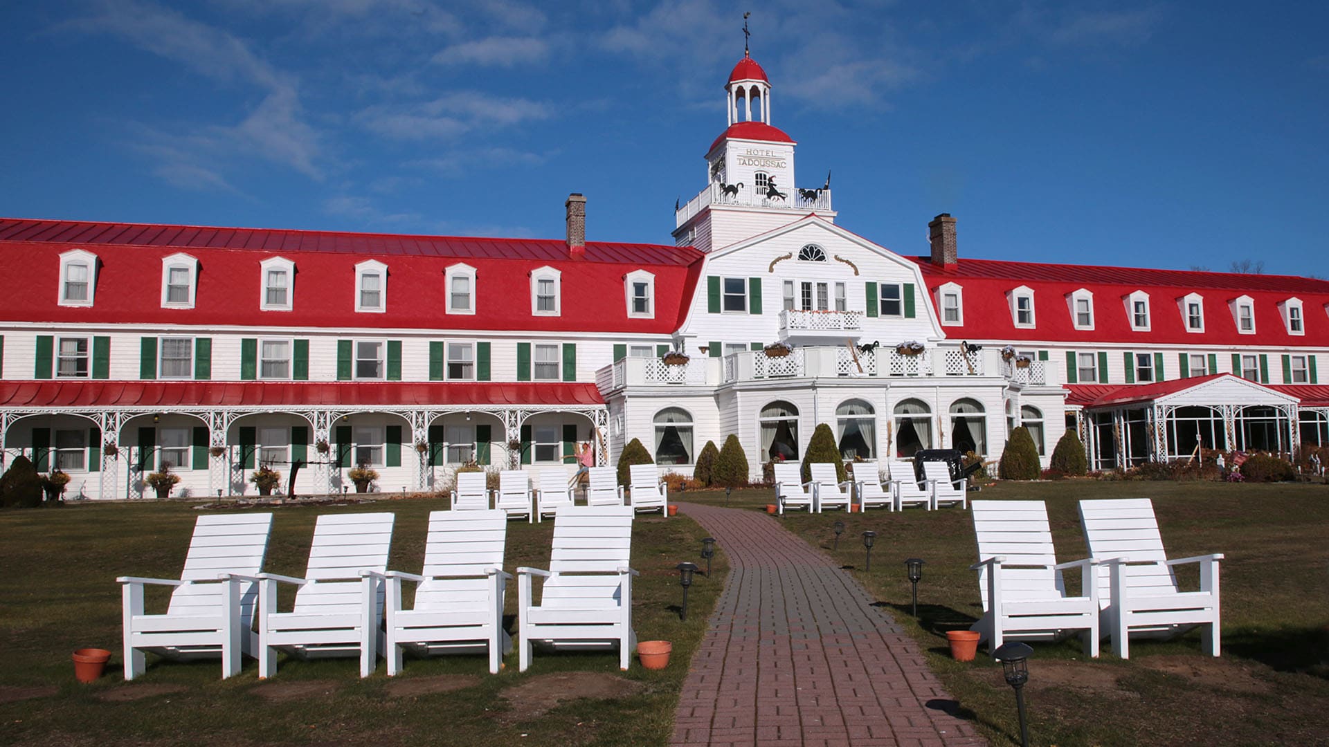 Reconnu pour son allure distincte, l’hôtel Tadoussac a ouvert ses portes en 1864.