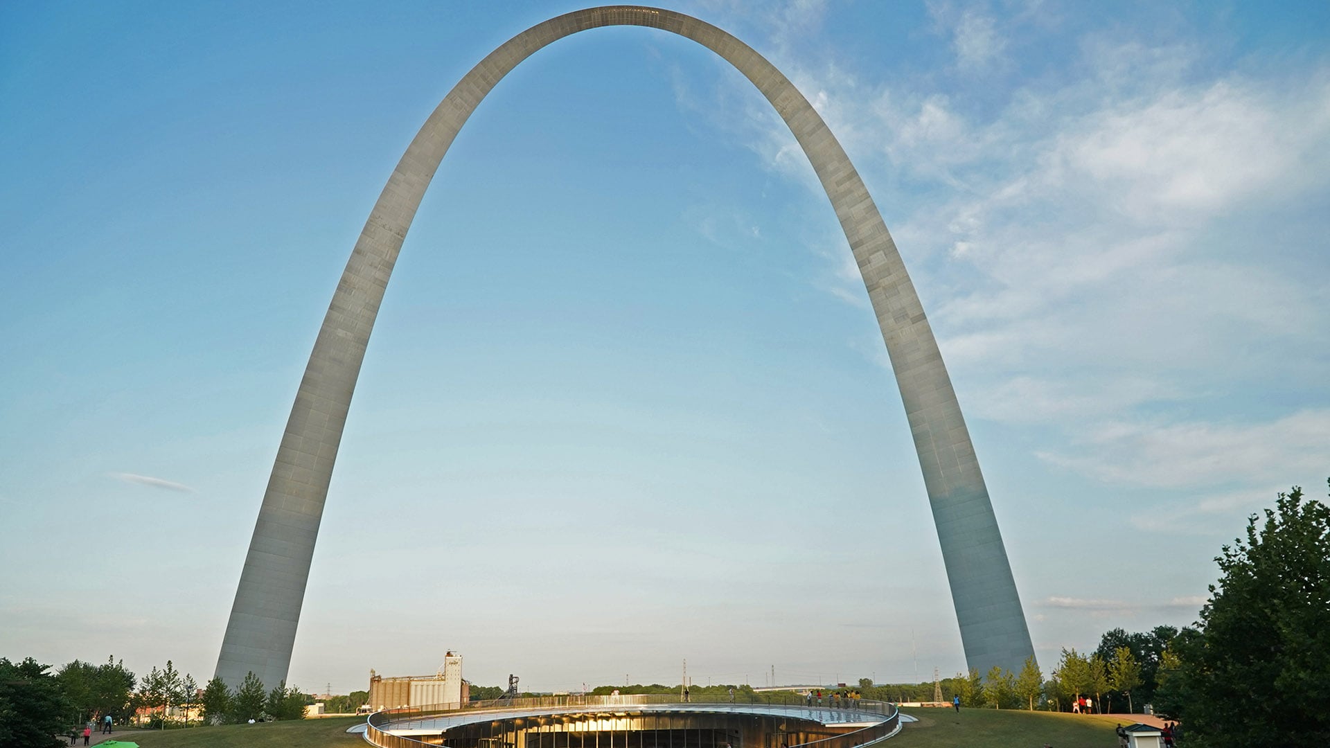 L’architecte Eero Saarinen a créé l’Arche dans le cadre d’un concours national pour la conception d’un monument pour la ville de St. Louis en 1947.