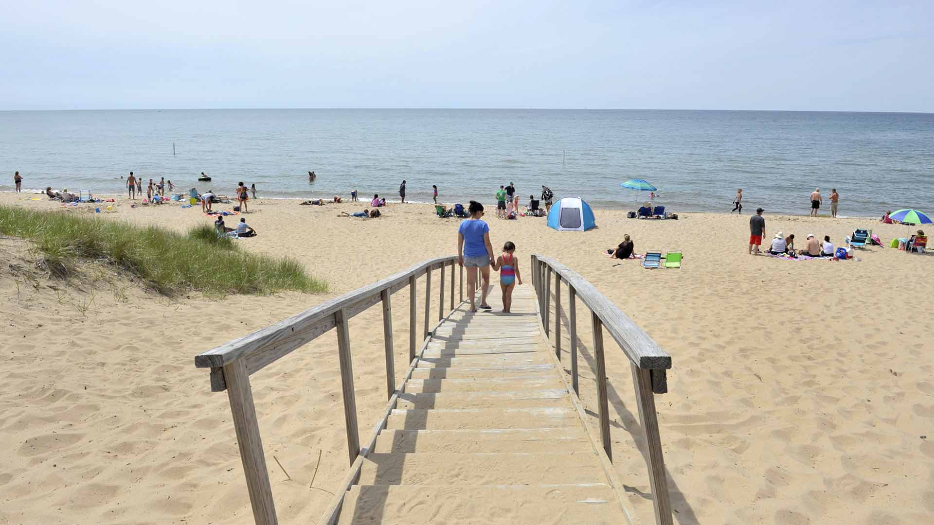 Oval Beach à Saugatuck, dans le Michigan, attire des foules, surtout en été.