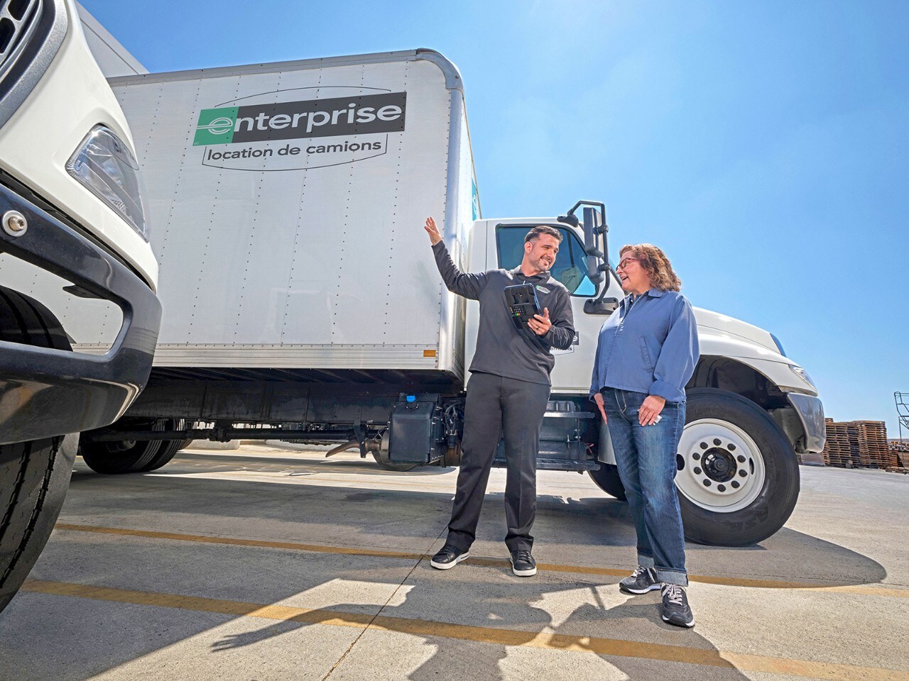 Homme montrant une femme avec un camion cube