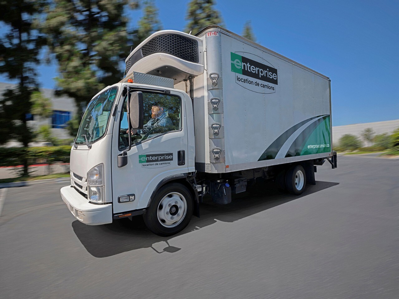 Camion cube Enterprise sur la route. 