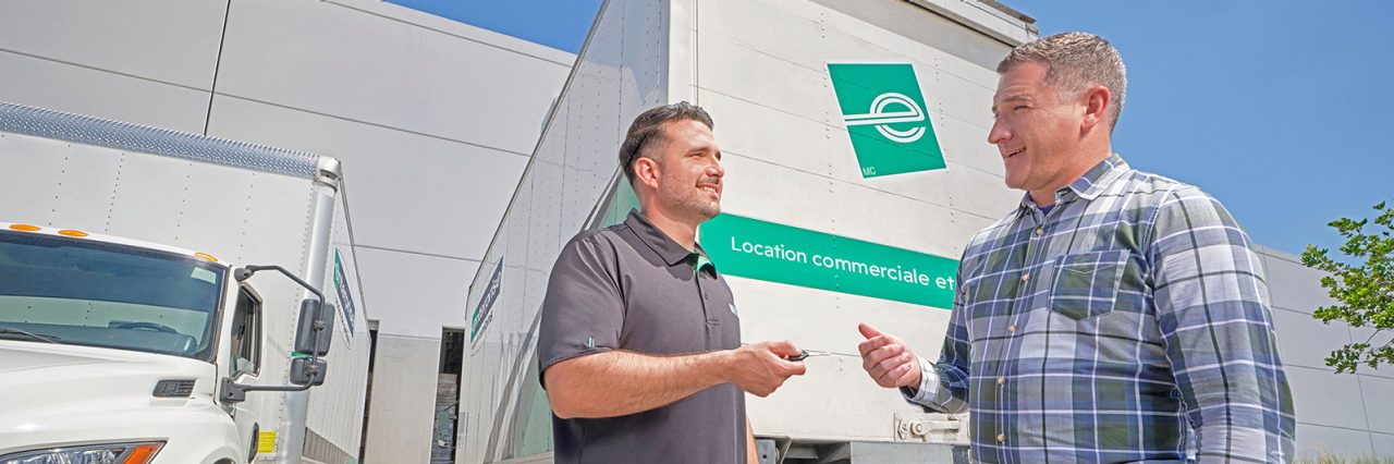 Homme remettant les clés du camion utilitaire au client. 