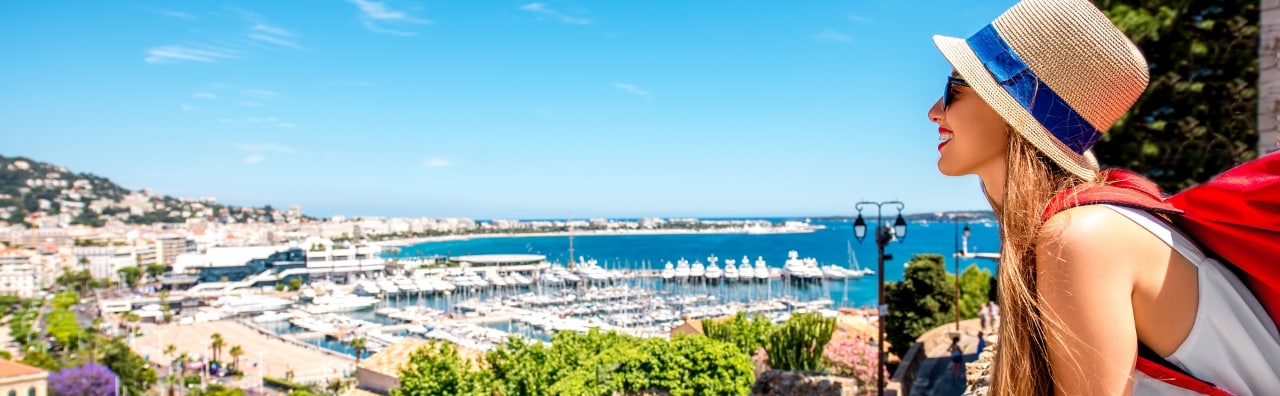 Voiture circulant le long de la côte